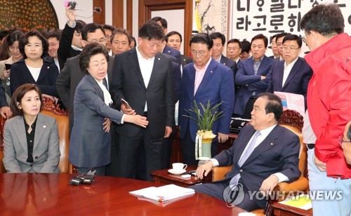 자유한국당 의원들과 설전 벌이는 문희상 국회의장 [연합뉴스 자료사진]