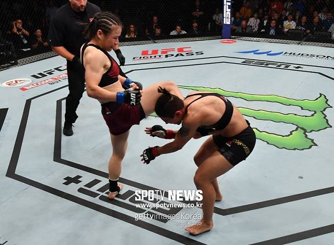 ▲ 장웨일리(왼쪽)가 제시카 안드라지와 맞붙은 경기에서 니킥 공격을 하고 있다. ⓒ Gettyimages