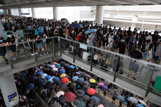 국제공항으로 몰려드는 홍콩 시위대. 홍콩 AP=연합뉴스