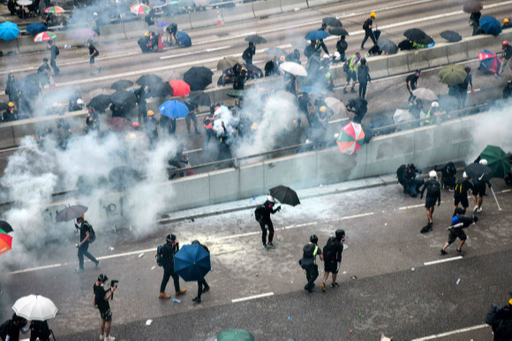 경찰 최루탄에 우산으로 맞선 홍콩 시위대. 홍콩 AFP=연합뉴스