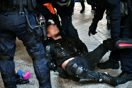 경찰에 체포되는 홍콩 송환법 반대 시위자. 홍콩 AFP=연합뉴스