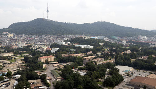 고요한 용산 미군기지 장병과 가족을 위한 편의시설이 오는 10월1일부터 대부분 폐쇄할 것으로 알려진 서울 주한미군 용산기지의 전경. 연합뉴스