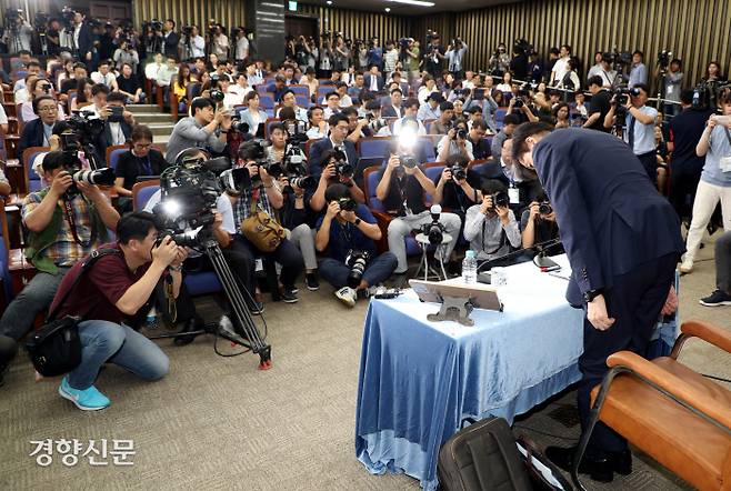 고개 숙인 조국 조국 법무부 장관 후보자가 2일 서울 여의도 국회에서 기자간담회를 하기에 앞서 고개 숙여 인사하고 있다. 김영민 기자 viola@kyunghyang.com