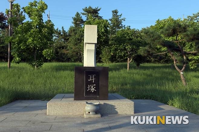'이총(耳塚)' 1992년 4월 사천문화원과 삼중스님이 합심하여 이역만리에서 떠도는 원혼들을 달래고자 이총의 흙 일부를 항아리에 담아와서 제를 지내고 조명군총 옆에 안치하였다. 2007년 다시 뜻을 모아 사천시의 후원으로 현재의 위치에 이전 안치하고 비를 세워 역사교육의 현장으로 삼고있다.