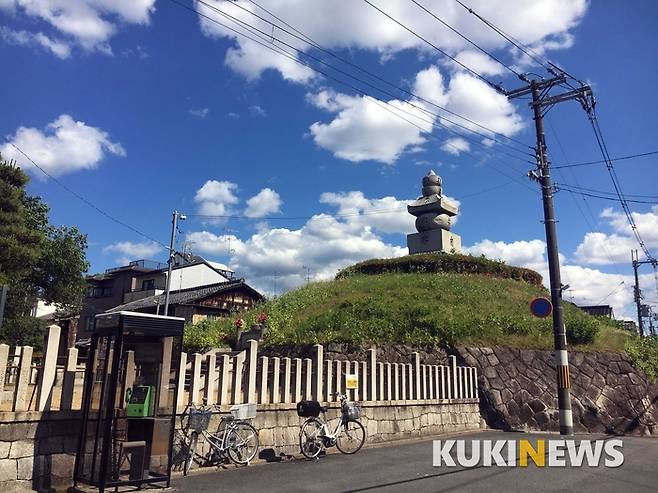 일본 교토시 히가시야마구 교토국립박물관 인근에 위치한 '귀 (코)무덤'