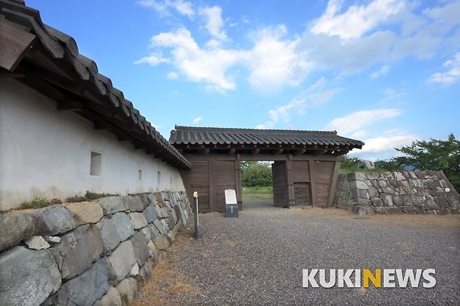 '성문(城門)' 이곳은 임진왜란 당시 세워진 성문을 복원해 놓은 것으로 2005년 발굴조사와 2006년 성벽 보수공사 중 확인된 4개의 기둥받침돌과 2곳의 기둥구멍을 기초로 해서 일본 히메지성의 성문 형태를 참고하여 만들었다.