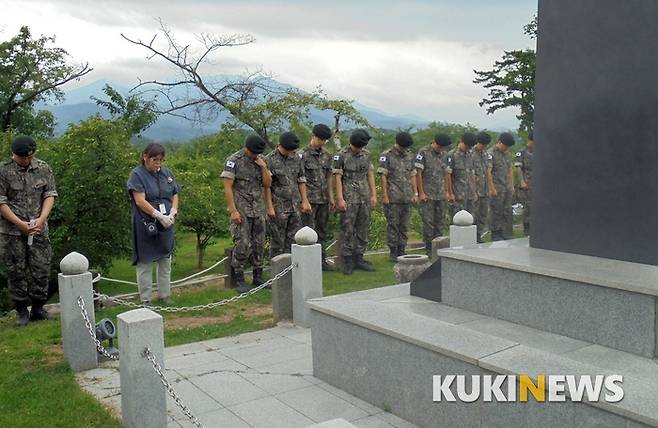 사천 군부대 장병들이 사천왜성의 충령비 앞에서 사천문화관광해설사의 설명을 들은 후 묵념하고 있다.