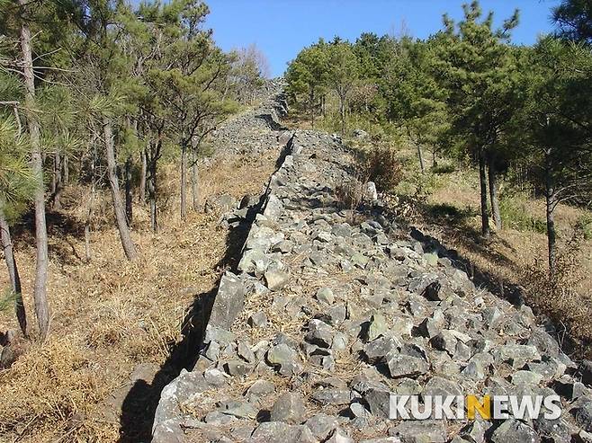 웅천왜성 수석원 ('노보리이시가키(登り石垣)')