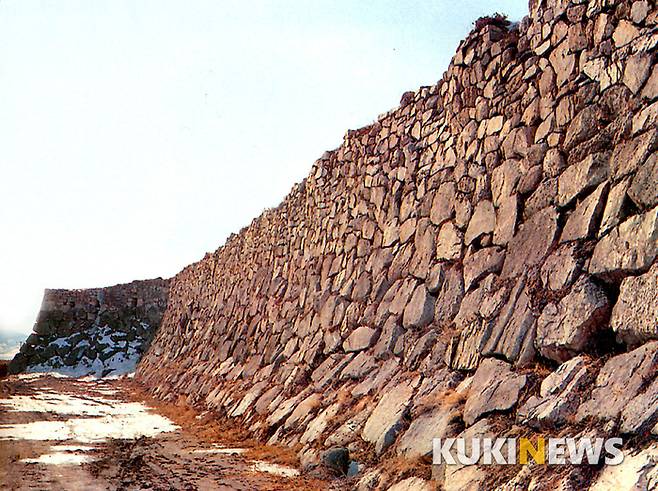 '경성읍성 성벽' 북한의 국가지정문화재국보급 제119호인 경성읍성은 임진왜란이 끝난 1616년부터 1622년까지 6년 6개월에 걸쳐 요고형 성벽으로 쌓았다. 이는 임진왜란을 통해 한국의 성곽에 왜성이 영향을 끼쳤음을 알 수 있다.(사진=팬저의 국방여행)