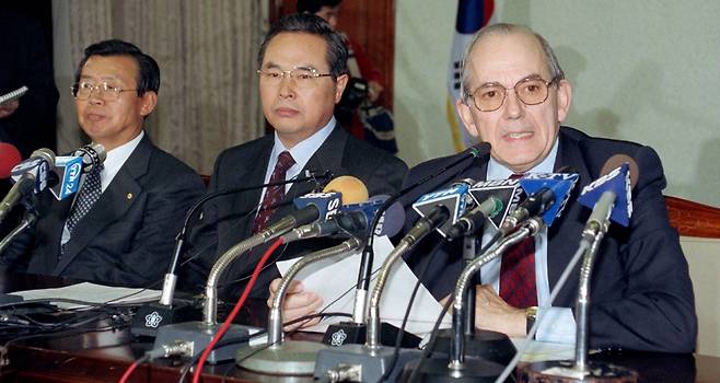 ⓒ연합뉴스1997년 12월3일 캉드쉬 IMF 총재(오른쪽)가 한국에 긴급자금을 투입한다고 밝히고 있다.