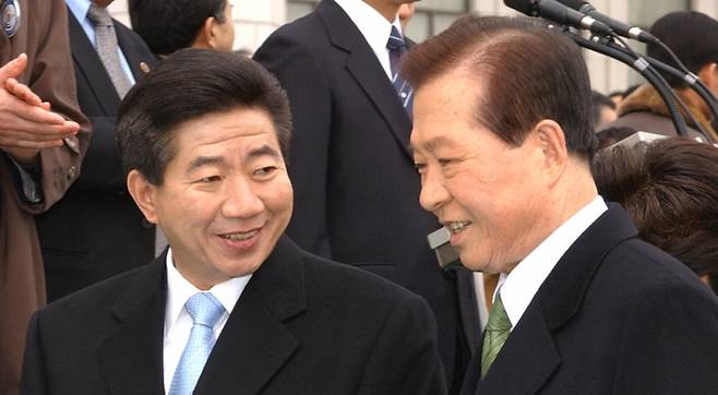 ⓒ연합뉴스2003년 2월25일 제16대 대통령 취임식에서 노무현 대통령과 김대중 전 대통령이 대화하고 있다.