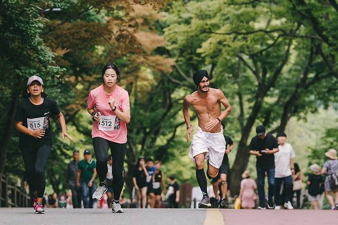 서울 남산공원 입구부터 서울타워까지 난 길에서 오르막 달리기 훈련을 하고 있는 참가자들. 사진 레드불 제공