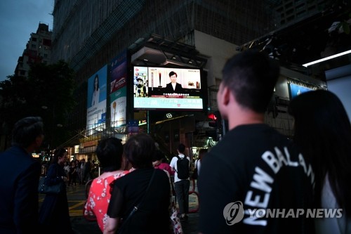 '송환법 공식 철회' 발표 지켜보는 홍콩 시민들 (홍콩 AFP=연합뉴스) 홍콩 시민들이 4일 거리에 설치된 TV 화면을 통해 캐리 람 행정장관이 '범죄인 인도 법안'(송환법)을 공식 철회한다고 발표하는 모습을 지켜보고 있다. ymarshal@yna.co.kr