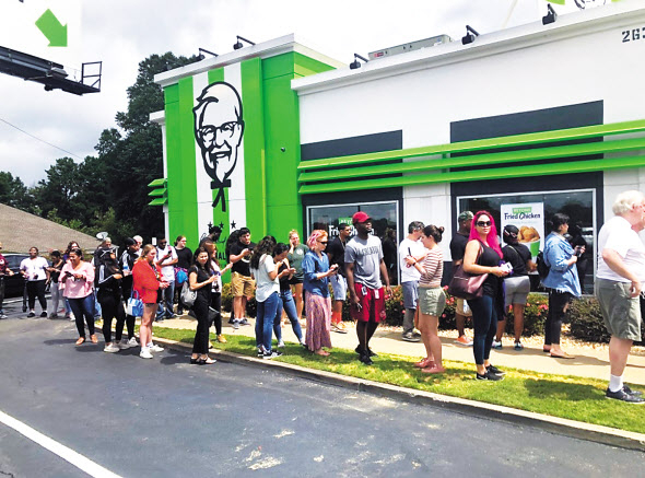 비욘드 프라이드 치킨을 사기 위해 KFC 애틀란타 매장 앞에 줄을 선 사람들 [Ashley Renne 트위터]