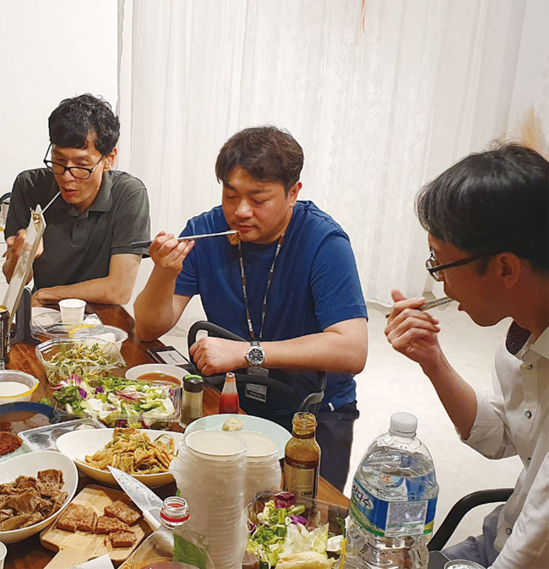 식물성 고기를 시식 중인 ‘이코노미조선’ 기자들. /이민아 기자