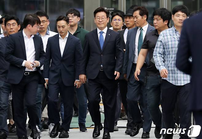 공직선거법 위반 등의 혐의로 기소돼 1심에서 무죄 선고를 받은 이재명 경기도지사가 6일 오후 경기도 수원시 영통구 수원고등법원에서 항소심 선고 공판을 마치고 법정을 나서고 있다. 수원고법 형사2부(임상기 부장판사)는 이른바 ‘친형 강제입원’ 사건과 관련한 공직선거법상 허위사실공표 혐의 무죄 부분을 파기하고, 벌금 300만원을 선고했다. 2019.9.6/뉴스1 © News1 조태형 기자