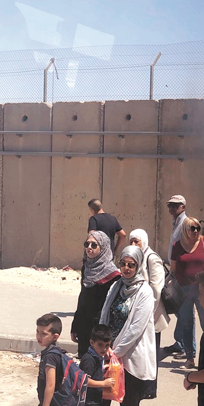 이스라엘의 분리장벽과 검문소 등으로 팔레스타인 주민들은 이동의 제한으로 여러 불편을 겪고있다.