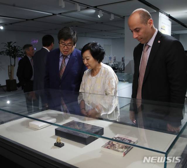 【서울=뉴시스】조수정 기자 = 서혜란(가운데) 신임 국립중앙도서관장과 오타르 베르제니쉬빌리 주한 조지아 대사(오른쪽)가 9일 오전 서울 반포동 국립중앙도서관에서 열린 '호랑이 가죽을 두른 용사-한권의 책으로 유럽과 아시아를 잇다' 전시 개막식에서 전시를 둘러보고 있다. 2019.09.09. chocrystal@newsis.com