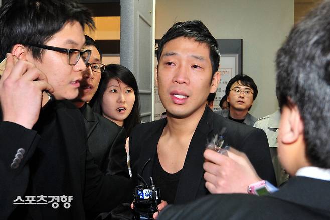 병역기피 혐의로 기소된 가수 MC몽이 1심 재판에서 집행유예 선고를 받은 뒤 서울중앙지법을 나서고 있다. 서성일기자 centing@kyunghyang.com