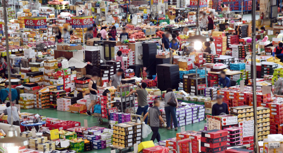추석 연휴를 나흘 앞둔 8일 부산 해운대구 반여농산물도매시장을 찾은 시민들이 선물용 또는 제수용 과일을 구입하고 있다. (사진=뉴시스)