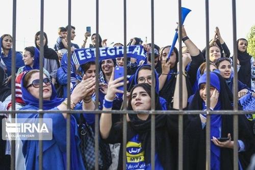축구경기장 밖에서 응원하는 이란 여성 축구팬들 [IRNA통신]