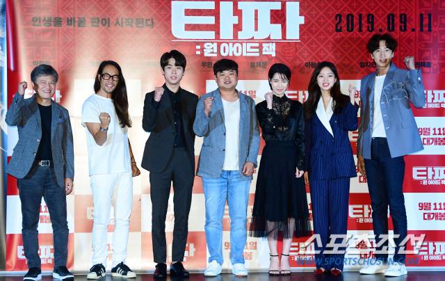 권오광 감독과 배우 박정민, 류승범, 최유화, 권해효, 이광수, 임지연이 28일 건대 롯데시네마에서 열린 영화 '타짜: 원 아이드 잭'의 언론시사회에서 포토타임을 갖고있다.
'타짜: 원 아이드 잭'은 인생을 바꿀 기회의 카드 '원 아이드 잭'을 받고 모인 타짜들이 목숨을 건 한판에 올인하는 이야기를 그린 영화로 '타짜' 시리즈의 세번째 작품이다.
건대=최문영 기자 deer@sportschosun.com /2019.08.28/