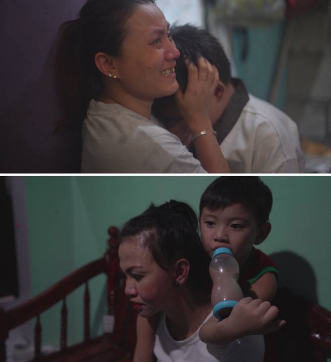 ‘코피노’ 지우(오른쪽)와 어머니 웰리바이브가 지난 8월6일 필리핀 올롱가포의 집에서 경향신문과 인터뷰하다 서로를 부둥켜안고 눈물을 흘리고 있다(위 사진).제닐린이 8월7일 마닐라 북부 빈민촌 나보타스의 집에서 코피노 아들 진민을 업은 채 인터뷰하고 있다. 리듬오브호프 제공