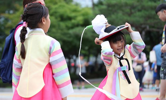추석 연휴인 14일 오후 종로구 서울역사박물관 광장에서 열린 한가위 한마당에서 한 어린이가 상모돌리기를 하고 있다.연합뉴스