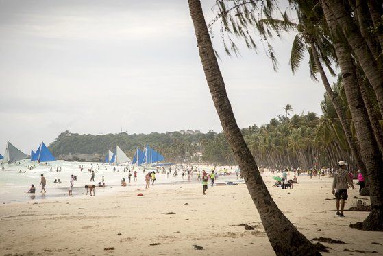 보라카이 섬은 지난 8월 한 관광객의 몰지각한 행동으로 다시 일시적으로 폐쇄되기도 했다. 장진영 기자