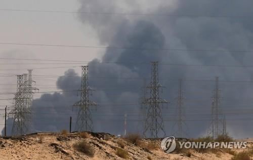 14일 무인기 공격으로 화재가 난 사우디 석유시설 [로이터=연합뉴스]