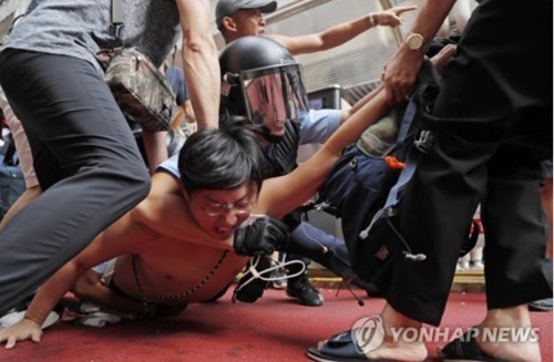 14일 반중 시위대를 체포하는 홍콩 경찰과 이를 돕는 친중파 시위대 AP통신=연합뉴스