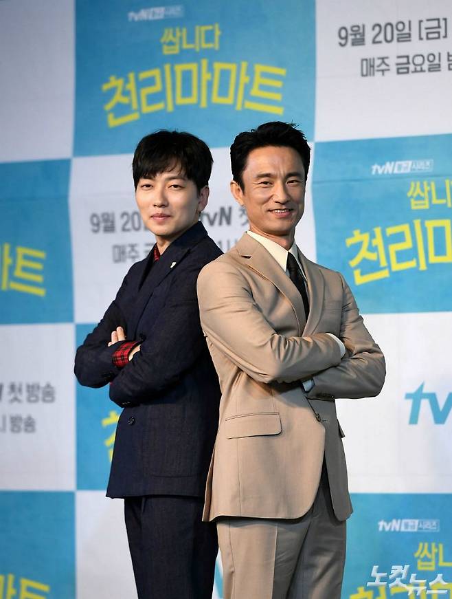 배우 이동휘, 김병철이 16일 오전 서울 마포구 베스트웨스턴프리미어 서울가든호텔에서 열린 tvN 새 금요드라마 '쌉니다 천리마마트' 제작발표회에 참석해 포즈를 취하고 있다. (사진=이한형 기자)