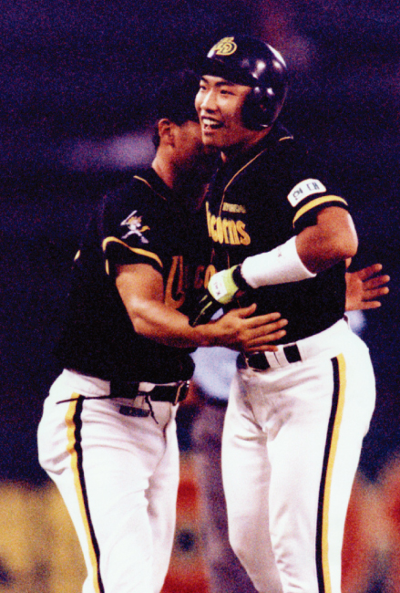 1996년 현대 유니콘스의 ‘괴물신인’ 박재홍(오른쪽)이 3회 초 3점 홈런을 날려 국내 프로야구 사상 첫 30홈런-30도루 클럽 가입이라는 대기록을 달성한 뒤 활짝 웃고 있다. [동아DB]
