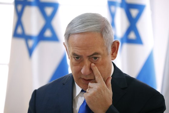 베냐민 네타냐후 이스라엘 총리가 지난 15일 팔레스타인 정착촌인 서안지구에서 국무회의를 마친 뒤 심각한 표정을 짓고 있다. [UPI=연합뉴스]