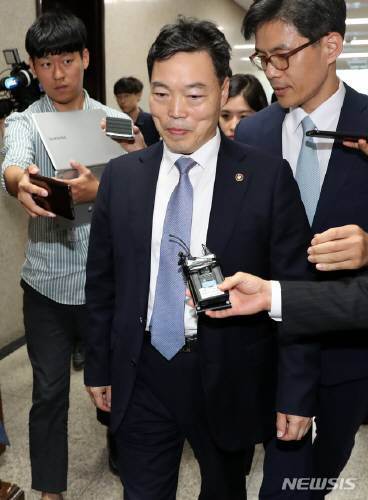 18일 오후 서울 여의도 국회를 찾은 김오수 법무부차관이 자유한국당 나경원 원내대표를 만나기 위해 원내대표실로 갔다가 나 원내대표가 만남을 거부해 돌아가고 있다. 뉴시스