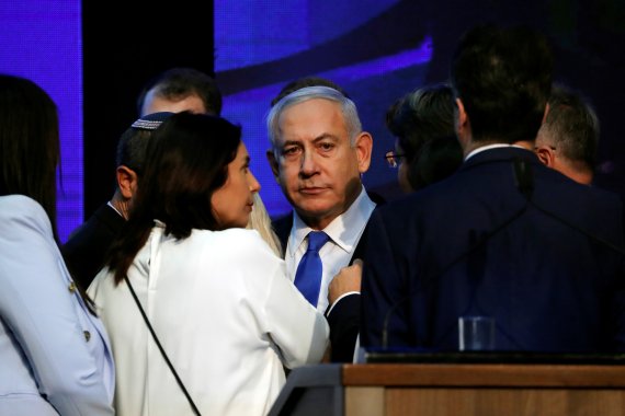 Israeli Prime Minister Benjamin Netanyahu looks on after speaking to supporters at his Likud party headquarters following the announcement of exit polls during Israel's parliamentary election in Tel Aviv, Israel September 18, 2019. REUTERS/Ammar Awad /REUTERS/뉴스1 /사진=