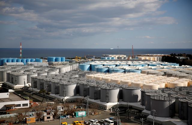일본 후쿠시마 제1 원자력 발전소 부지 내 처리된 오염수를 보관하고 있는 대형 저장탱크들.