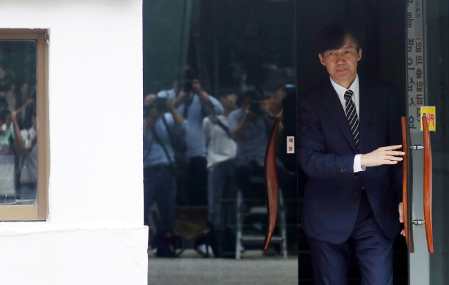 조국 법무부 장관이 9월 9일 서울 서초구 방배동 자택을 나서고 있다. [뉴스1]