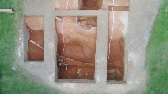 소왕릉 봉분 둘레에서는 무덤 경계를 짓는 호석들이 배치된 양상도 확인된다. 사진 아래 휘어진 줄처럼 보이는 것이 호석렬이다.