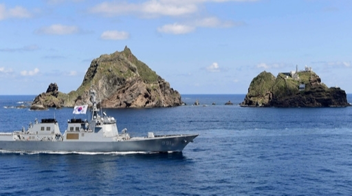 지난 8월 25일 독도방어훈련에 참가한 세종대왕함(DDG, 7,600톤급)이 독도 앞을 항해하는 모습.