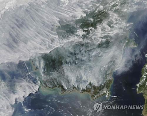 미항공우주국(NASA) 아쿠아 위성이 촬영한 인니 산불 지역서 나오는 연기 [AFP=연합뉴스]