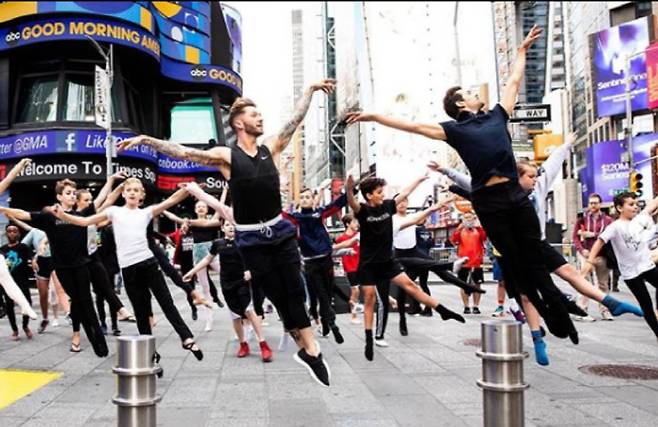 #boysdancetoo 지난 8월26일(현지시간) 미국 뉴욕 타임스스퀘어의 ABC방송 스튜디오 앞에서 댄서 300여명이 참여한 ‘발레수업’이 열렸다. 이들은 이 방송국의 아침 뉴스 프로그램 <굿모닝 아메리카>의 앵커 라라 스펜서의 남성 댄서에 대한 차별적 발언을 비판하기 위해 모였다.  유튜브 캡처