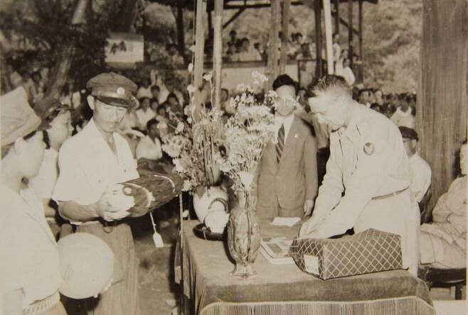 1948년 8월5일 미군 한국대표단 고문인 보스 중령이 서울 우이동의 대한민족청년단(족청) 캠프에서 단원들에게 운동기구를 선물하고 있다. 족청 역시 대표적인 우익 단체였다. 국사편찬위 전자사료관