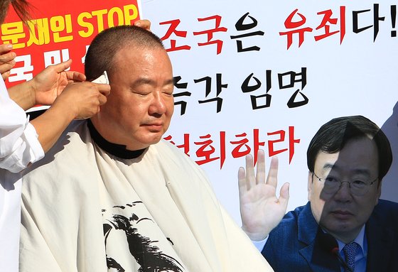 강효상 자유한국당 의원이 17일 오후 대구 동대구역 광장에서 조국 법무부장관의 사퇴를 촉구하는 삭발식을 하고 있다. [뉴스1]