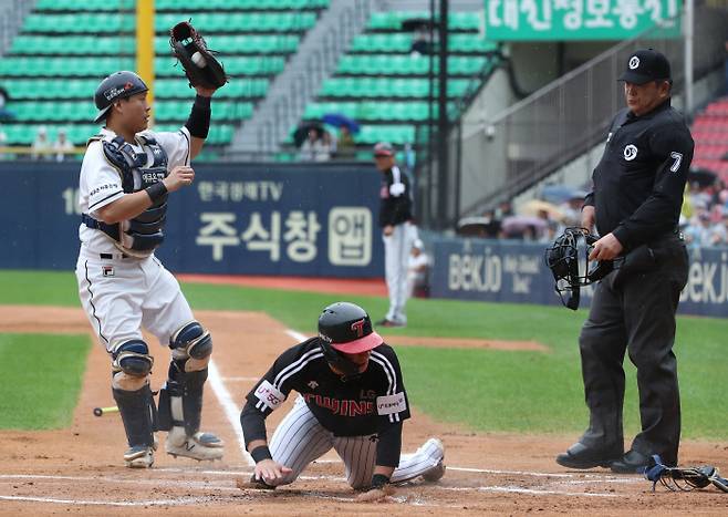 지난 22일 서울 잠실야구장에서 열린 프로야구 LG 대 두산 경기. 1회초 무사 1, 2루 이형종 2루타 때 2루주자 오지환이 홈에서 아웃되고 있다. 연합뉴스