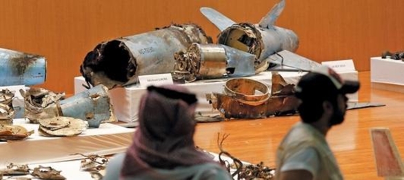 18일(현지 시각) 사우디아라비아 리야드 국방부 청사에 지난 14일 사우디 석유 시설 공격에 쓰인 이란제 순항 미사일과 드론(무인기) 잔해가 전시돼 있다. /AP 연합뉴스