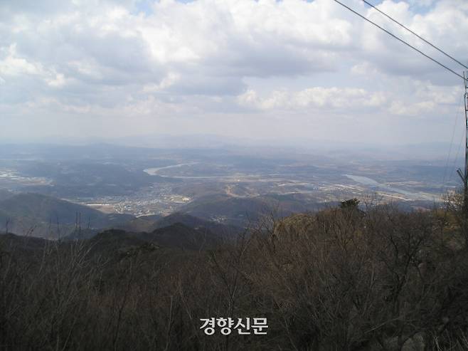 감악산 정상에서 바라본 임진강. 삼국시대땐 기마부대가 한국전쟁 땐 인해전술로 무장한 중국군이 건너올만큼 수심이 얕은 지점이다.