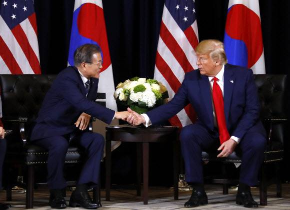 악수하는 한-미 정상 - 문재인 대통령이 23일 오후 (현지시간) 미국 뉴욕 인터콘티넨털 바클레이 호텔에서 도널드 트럼프 미국 대통령을 만나 반갑게 악수하고 있다. 2019.9.24 연합뉴스 악수하는 한-미 정상 - 문재인 대통령이 23일 오후 (현지시간) 미국 뉴욕 인터콘티넨털 바클레이 호텔에서 도널드 트럼프 미국 대통령을 만나 반갑게 악수하고 있다. 2019.9.24 연합뉴스