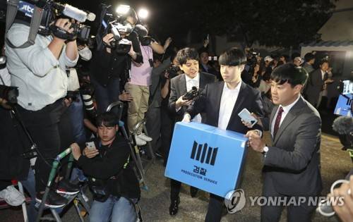 압수수색 마치고 조국 자택 나서는 검찰 (서울=연합뉴스) 한종찬 기자 = 지난 23일 오후 서울 서초구 방배동 조국 법무부 장관의 자택에서 검찰 관계자들이 압수 수색을 마치고 밖으로 나서고 있다. saba@yna.co.kr