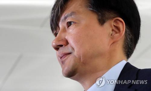 청사 들어서는 조국 장관 (서울=연합뉴스) 최재구 기자 = 조국 법무부 장관이 24일 국무회의에 참석하기 위해 정부서울청사에 들어서고 있다. 2019.9.24 jjaeck9@yna.co.kr